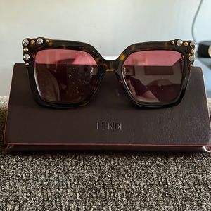 2 pair of Fendi Sunglasses , like new no scratch’s.